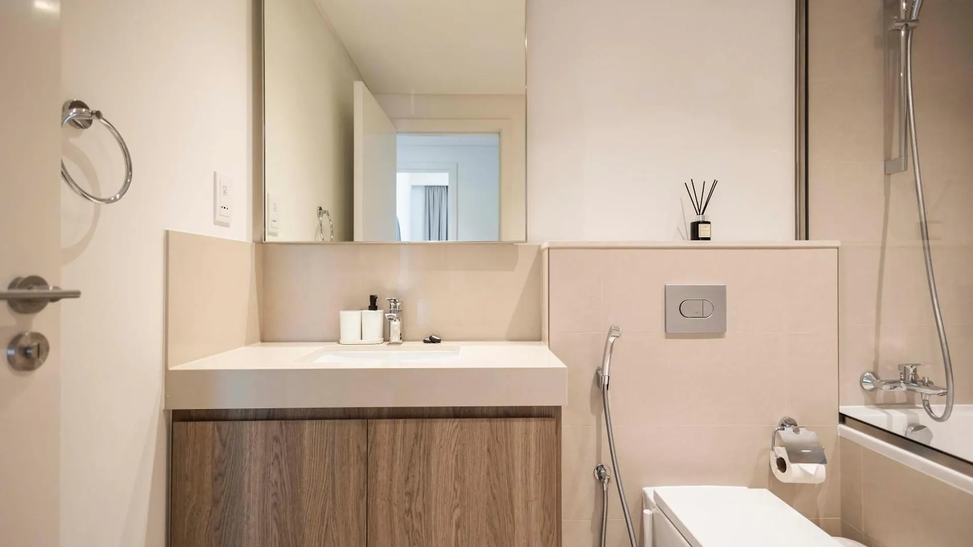 Modern Apartment At Downtown By Serenity Living Holiday Homes Dubai